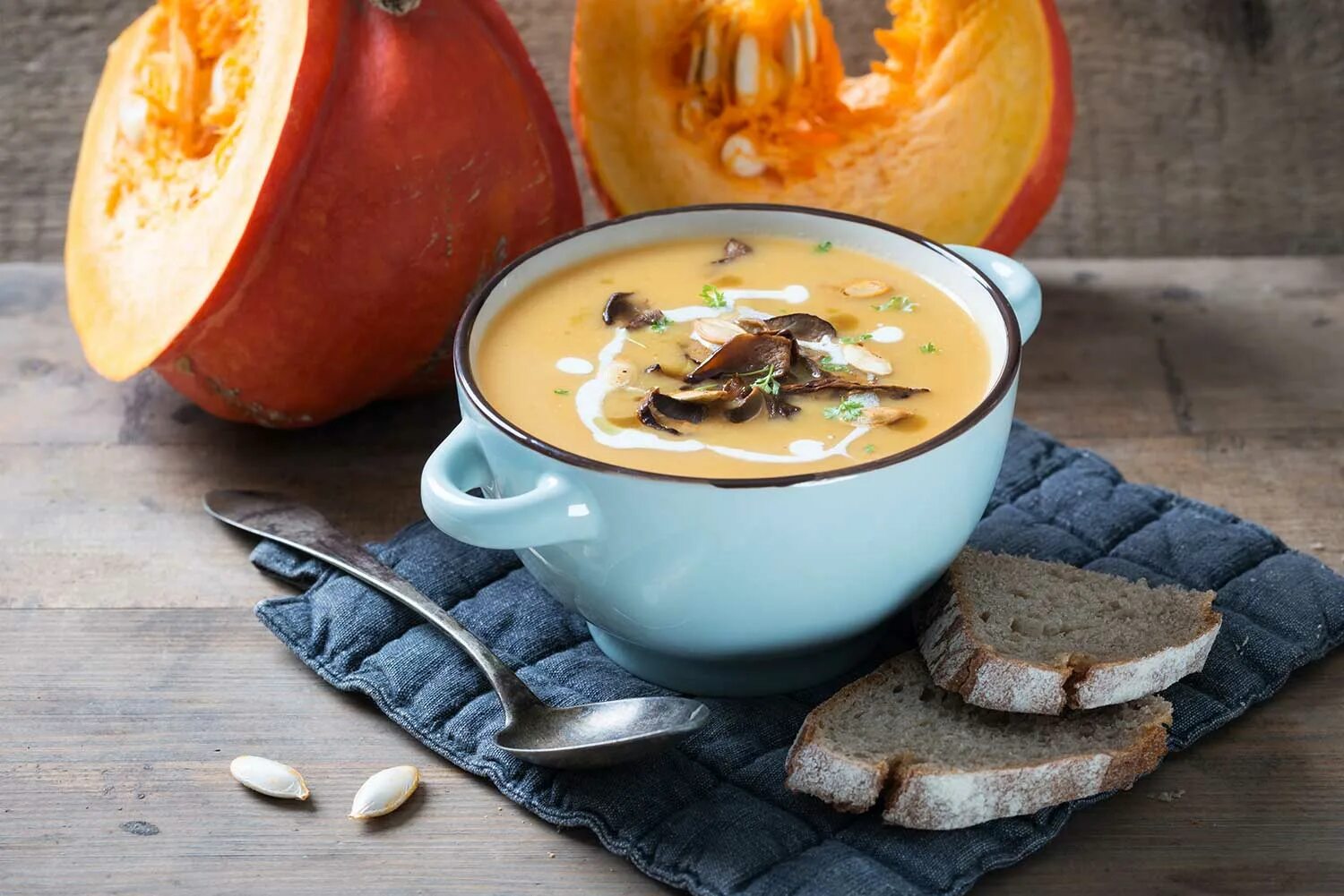 Тыквенный соус. Тыквенный суп с грибами. Тыквенное пюре с мясом. Тыквенное пюре с грибами. Тыквенный суп пюре с белыми грибами.