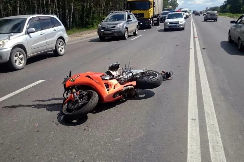 Мотоцикл догнал автомобиль