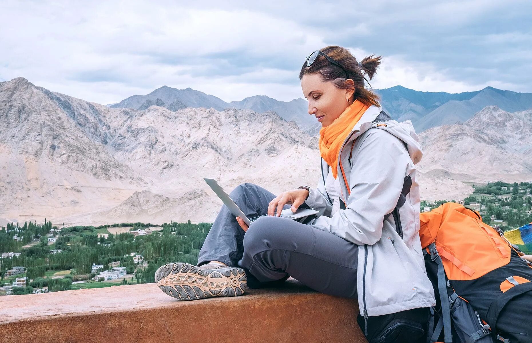 Журналист путешественник. Туризм. Семья путешествует. Человек путешествует с картой. Человек с рюкзаком.