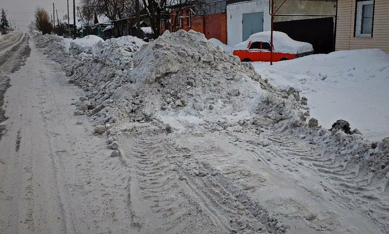 Снежный вал на тротуаре. Снежные валы на дорогах. Снег на обочинах дорог. Снежные валы на обочинах дорог.