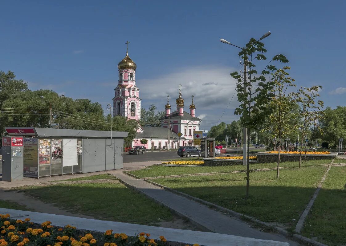 Сайты г дмитрова. Сретенский храм г. Дмитров. Церковь Сретения в городе Дмитров. Дмитров березлаец Церковь. Введенская Церковь г. Дмитрова.