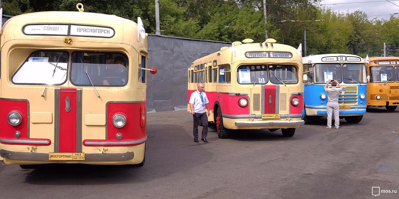 Автобус 135 советский. Ретро транспорт. Ретро автобус по Москве экскурсия. Советские автобусные парки. Ретро транспорт автопарк.