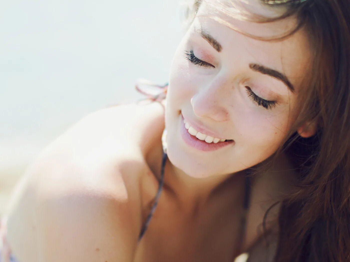 Счастливая женщина. Она мило улыбается но в тоже время. Девушка улыбка. Девушка улыбка. Милые брюнетки.