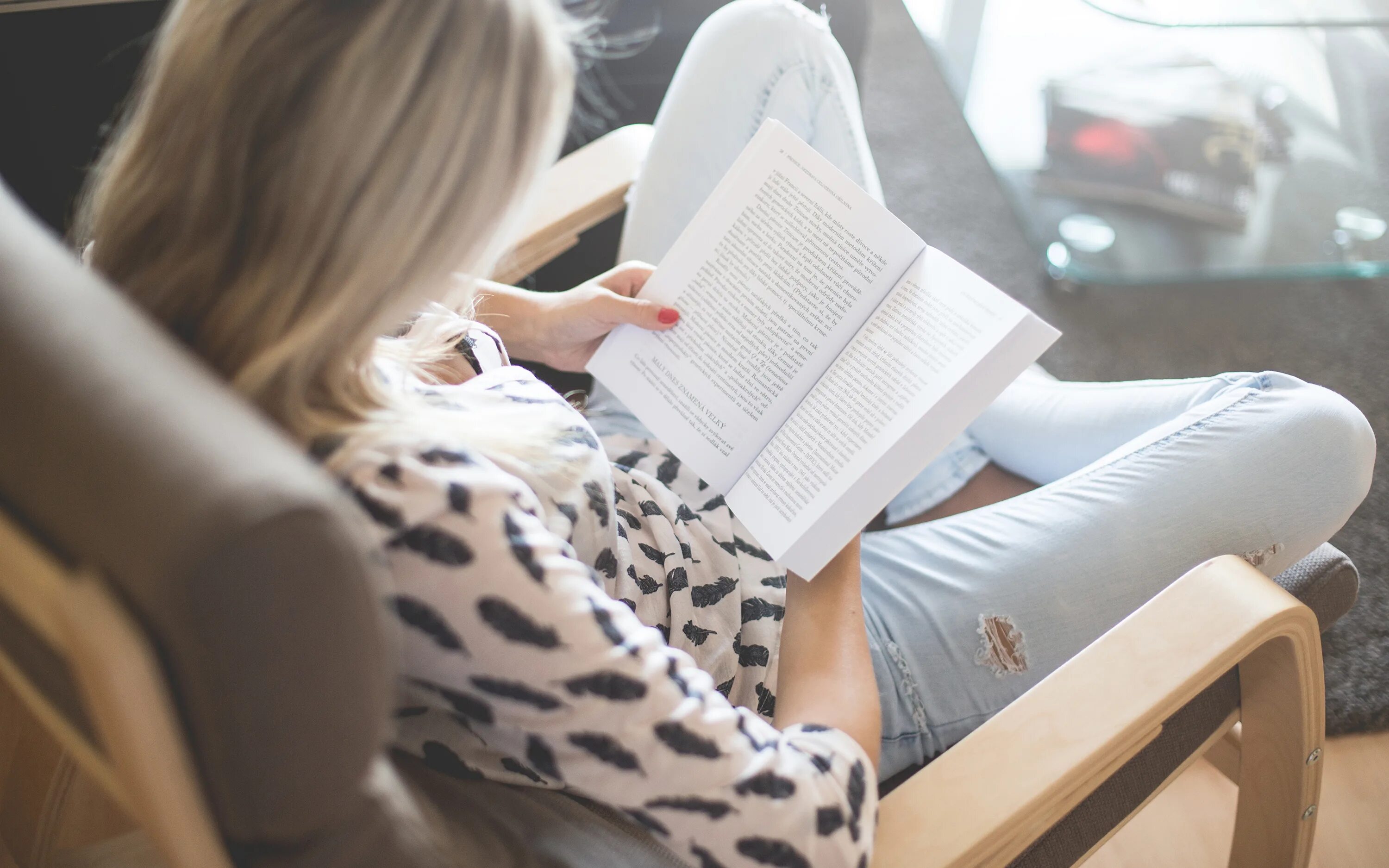 Читать книгу без рук. Чтение книг. девушка с книгой. девушка читает книгу. блондинка с книгой.