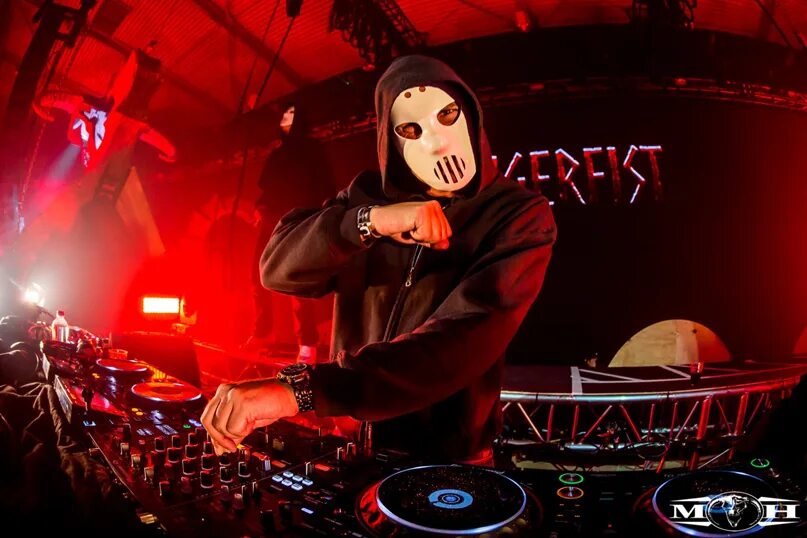 Hardcore музыка. Angerfist 2001. Диджей Ангерфист. Angerfist 2003. Диджей хардкор в маске.