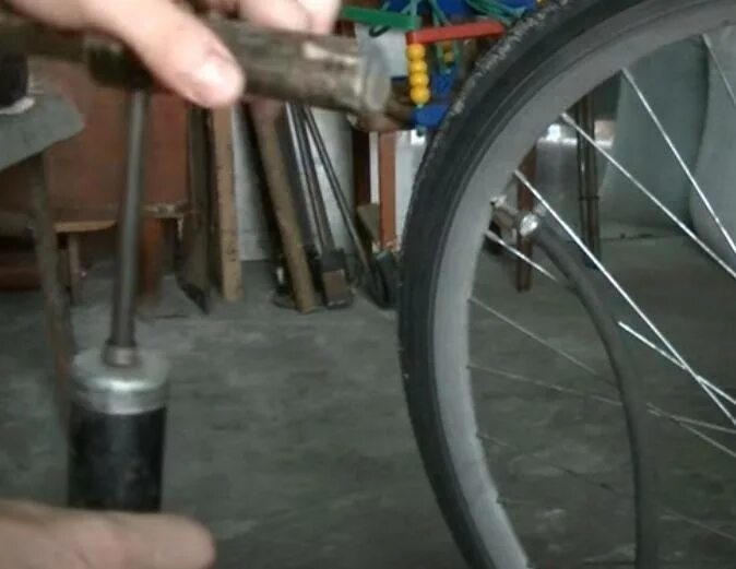 Как накачать велосипед с ниппелем. Накачка велосипедных колес с тонким ниппелем. Накачивание колеса велосипеда через переходник. Накачивание колеса велосипеда насосов гифка. Переходник накачать колеса велосипеда.