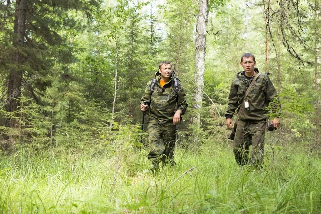 Охотник. Военные в лесу. Охотник в лесу. Охота в лесу. Идет охотник по лесу.