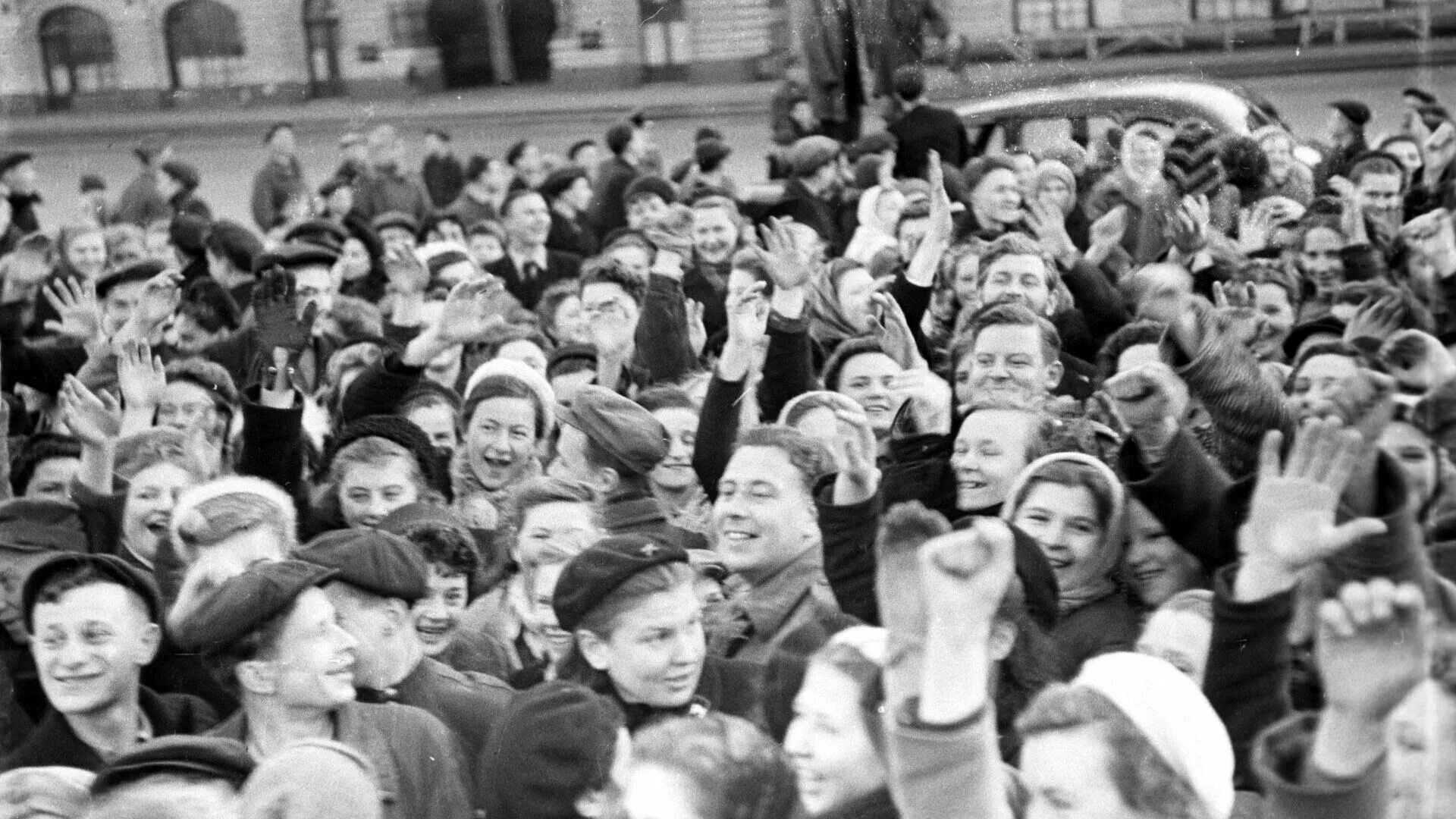 Люди узнали об этом через много. Ликование Победы 1945 Москва. Ликование Победы 1945 Ленинград. Радость Победы 1945. Советские люди радуются.