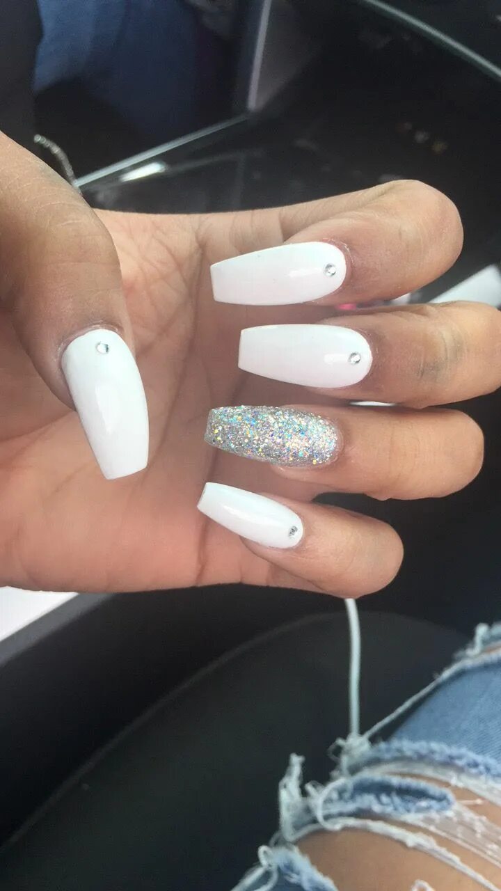 Идеи маникюра на длинные ногти белые Длинные белые ногти с блестками Gucci nails, Perfect nails, Manicure