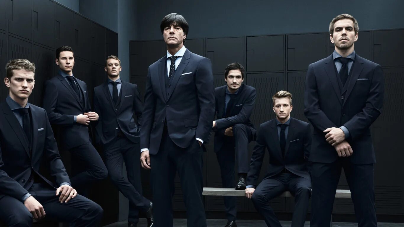В германии 10 человек. Сборная Германии по футболу Hugo Boss. Сборная Германии по футболу в костюмах Hugo Boss. Несколько мужчин в костюмах. Пять мужчин в костюмах.