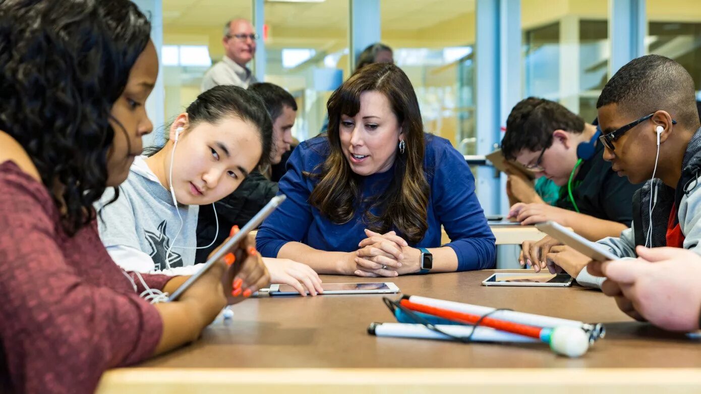 Студенты за границей. Роль иностранного языка в образовании. Глухие школьники. Учитель английского. Образовагниезарубежом.