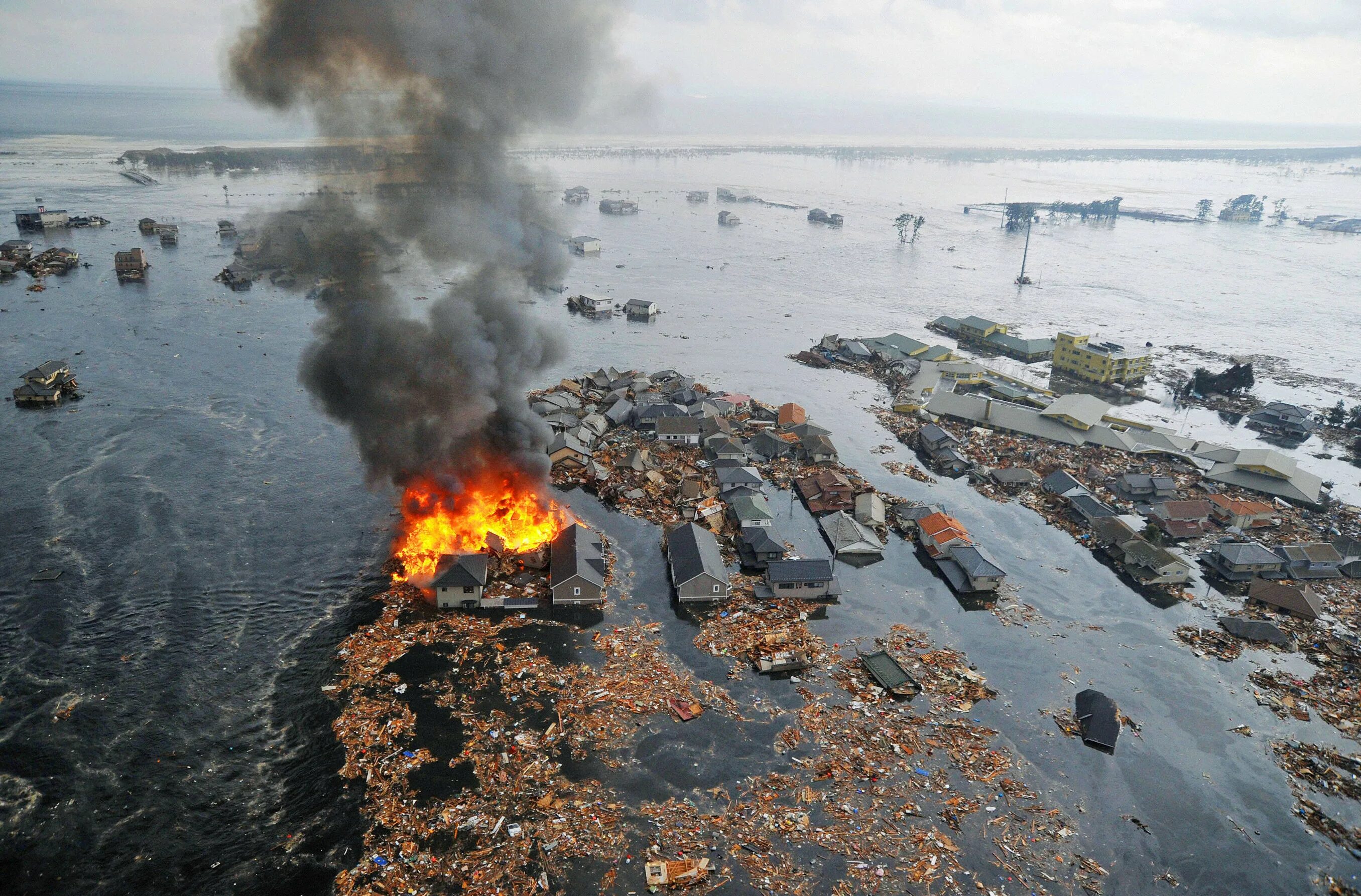 Землетрясение вызванное взрывом. Япония 2011 землетрясение и ЦУНАМИ. Землетрясение и ЦУНАМИ В Японии в 2011 году.