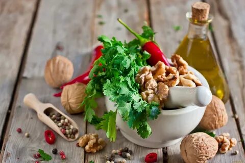 Грецкие орехи с чесноком и зеленью