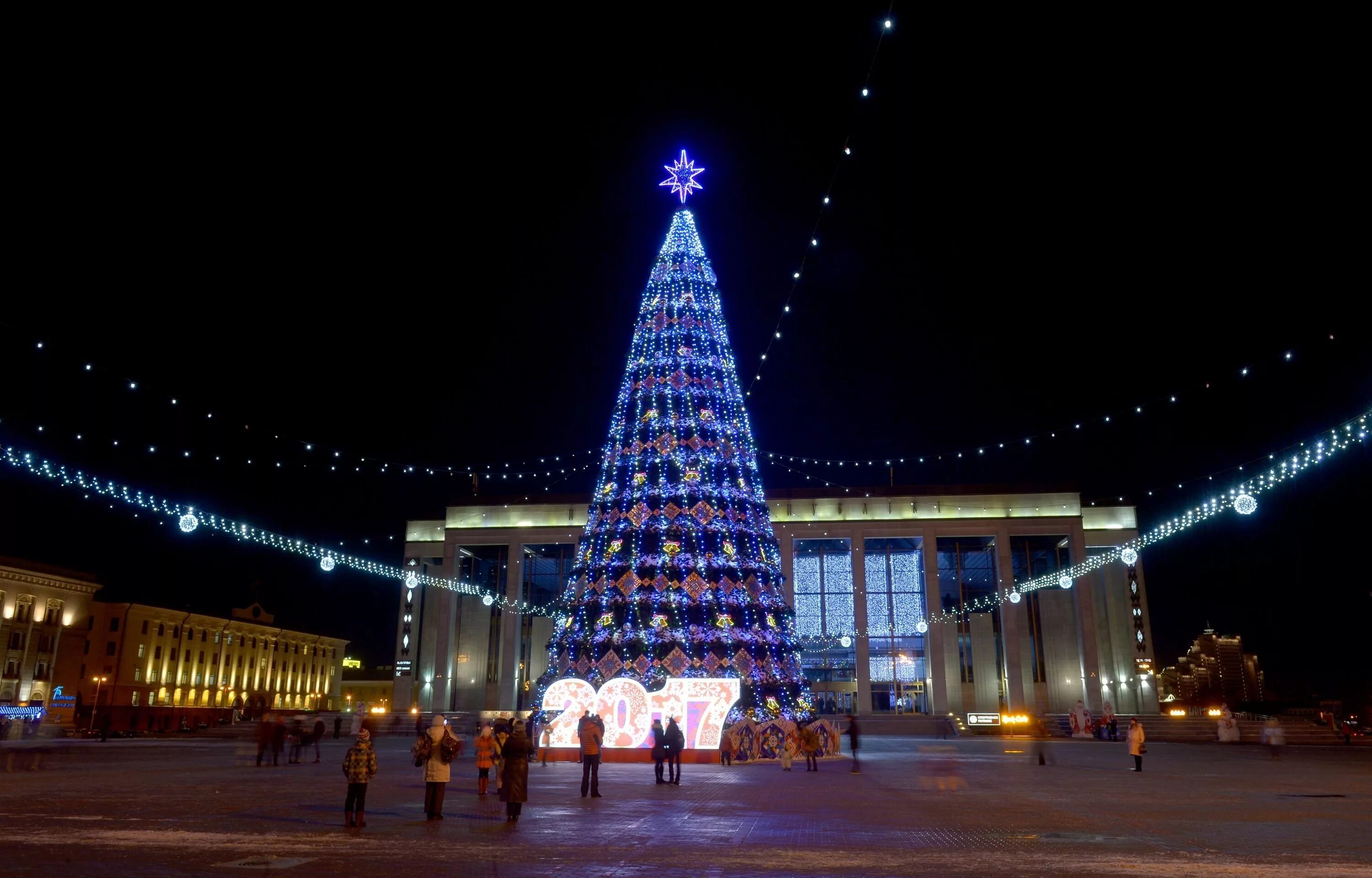 Новогодний минск. Главная елка Минска. Центральная елка города Октябрьский. Елка площадь независимости. Беларусь Главная елка.