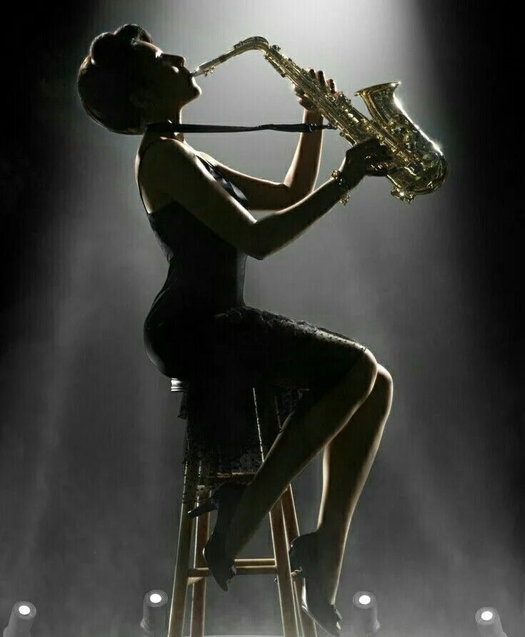 Джаз девушки. Женщина с саксофоном. Саксофон джаз. Джаз фотосессия.