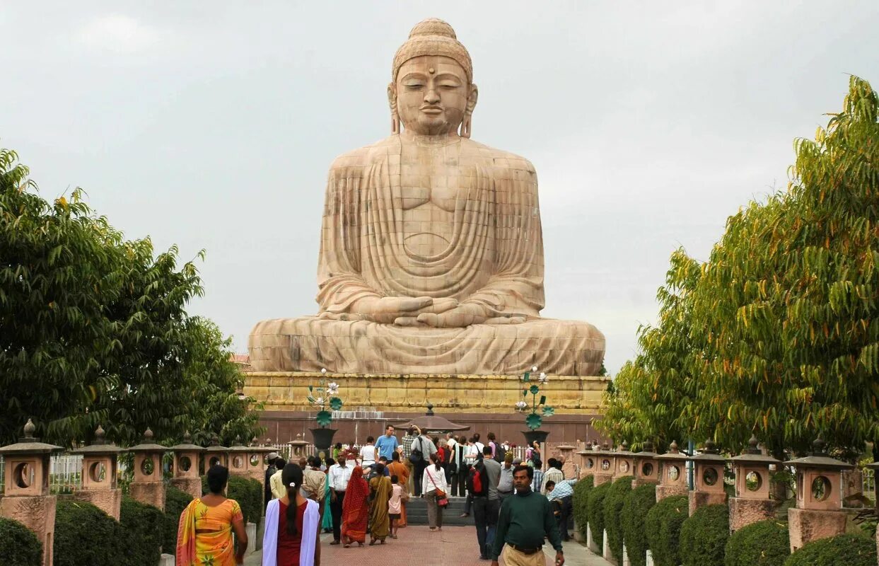 статуя бодхгая индия. храмовый комплекс махабодхи в бодх-гая, штат бихар. будда гаутама. лумбини непал место рождения будды. будда город где.