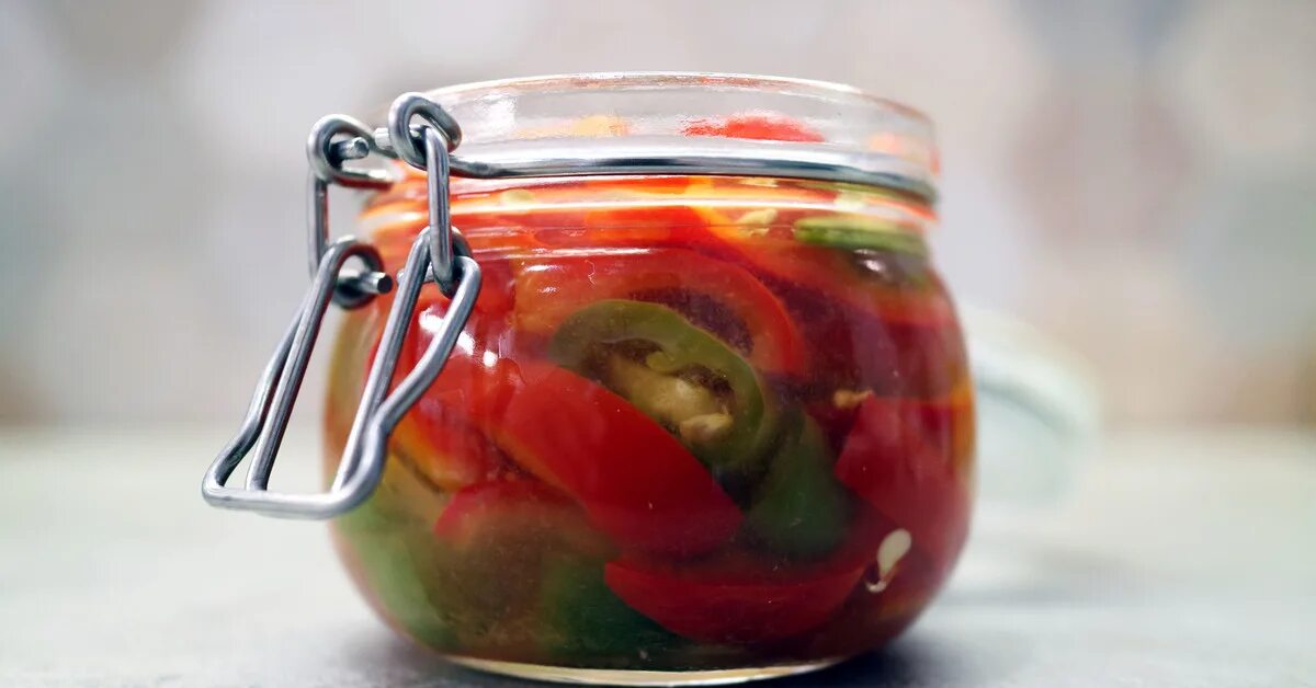 Вкусный рецепт халапеньо на зиму. Перец с яблоками на зиму в маринаде. перец чили маринованный с чесноком. жгучий перец в банке. закуска чили на зиму.