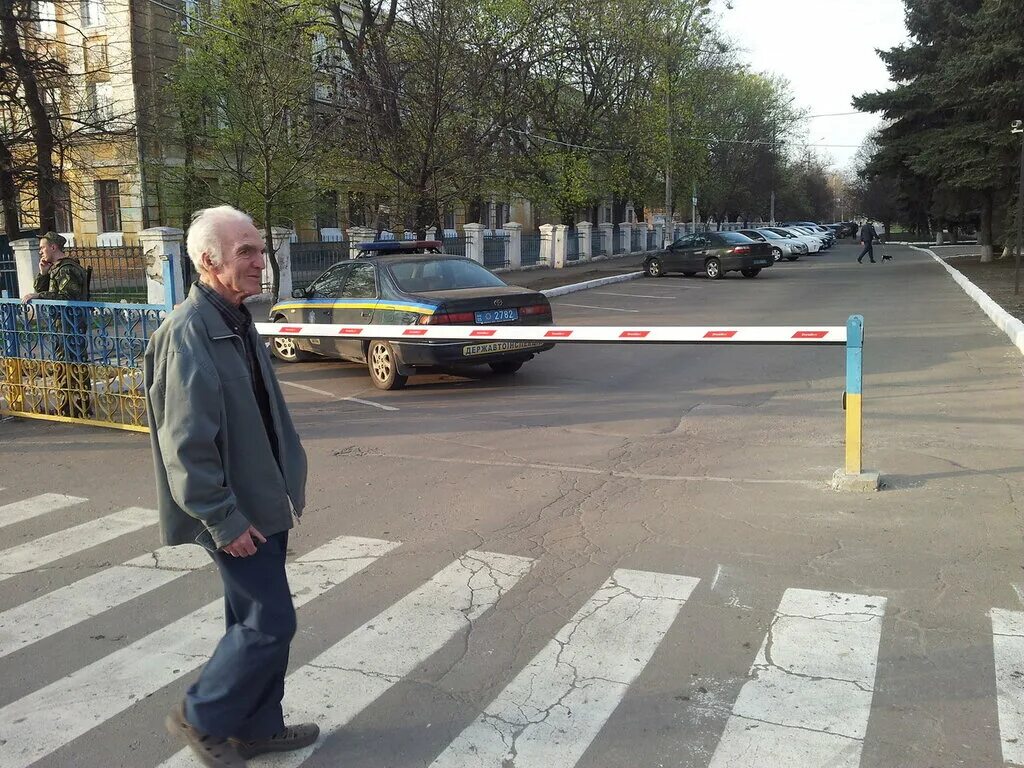 Лексус поребрик. Въехал в бордюр. Псковский поребрик. Лексус поребрик. Kashin - я запаркую лексус.