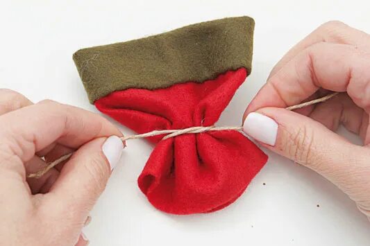 игрушки снеговик из флиса. ведро из фетра для снеговика. шапка для снеговика из фетра. шапка для снеговика из фетра. шапочка из фетра для снеговика.