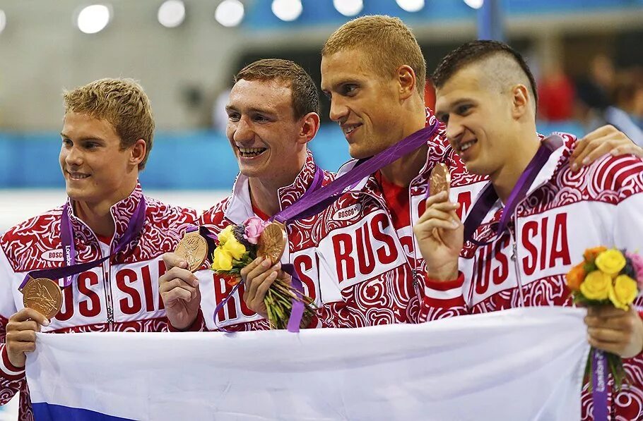 Награда сборной. Олимпийский чемпион по плаванию в Лондоне российский 2012. Награждение спортсменов. Спортсмен с медалью.