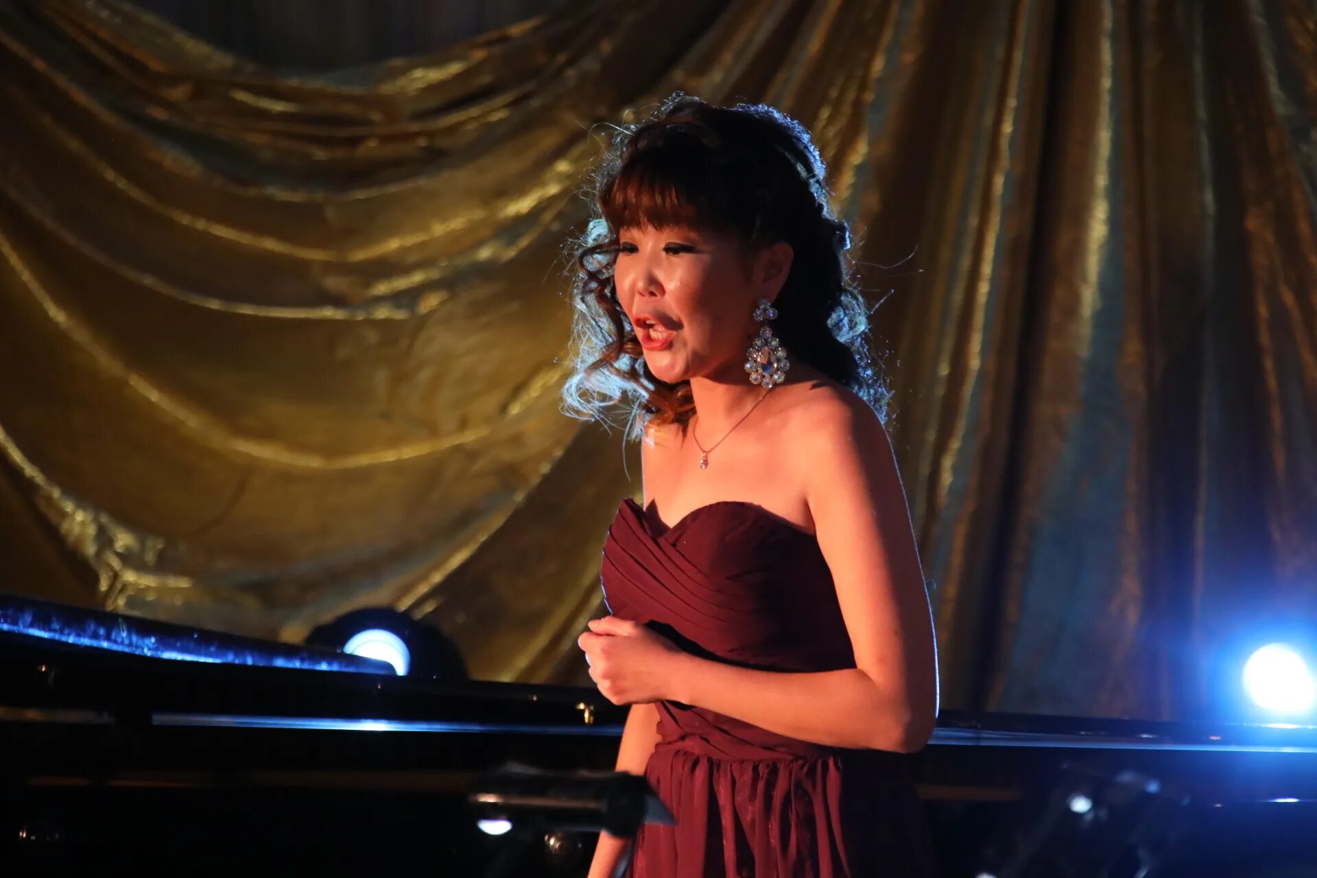 Оперная певица из воронежа в студии. Солисты оперного театра татьяна захарова. Почему иногда при исполнении оперных. Травиата виолетта. Самарский театр оперы и балета люстра.