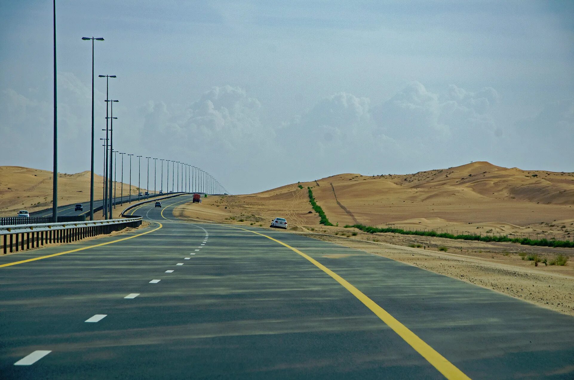 Дубай трасса. Дорога в пустыне Дубай. Дороги в ОАЭ. Трасса в пустыне в Дубае.
