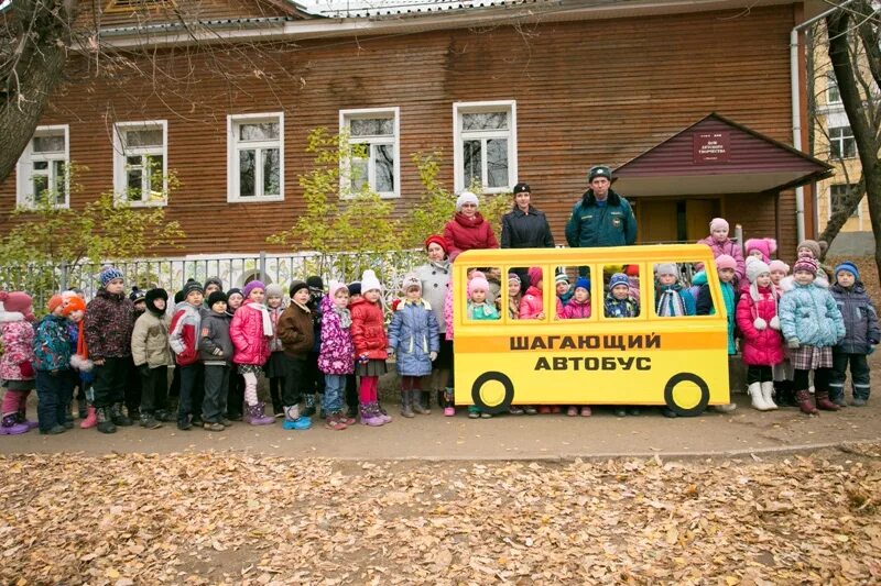 Акция шагающий автобус. Акция шагающий автобус для начальной школы. Шагающий автобус акция ГИБДД В детском саду. Шагающий автобус