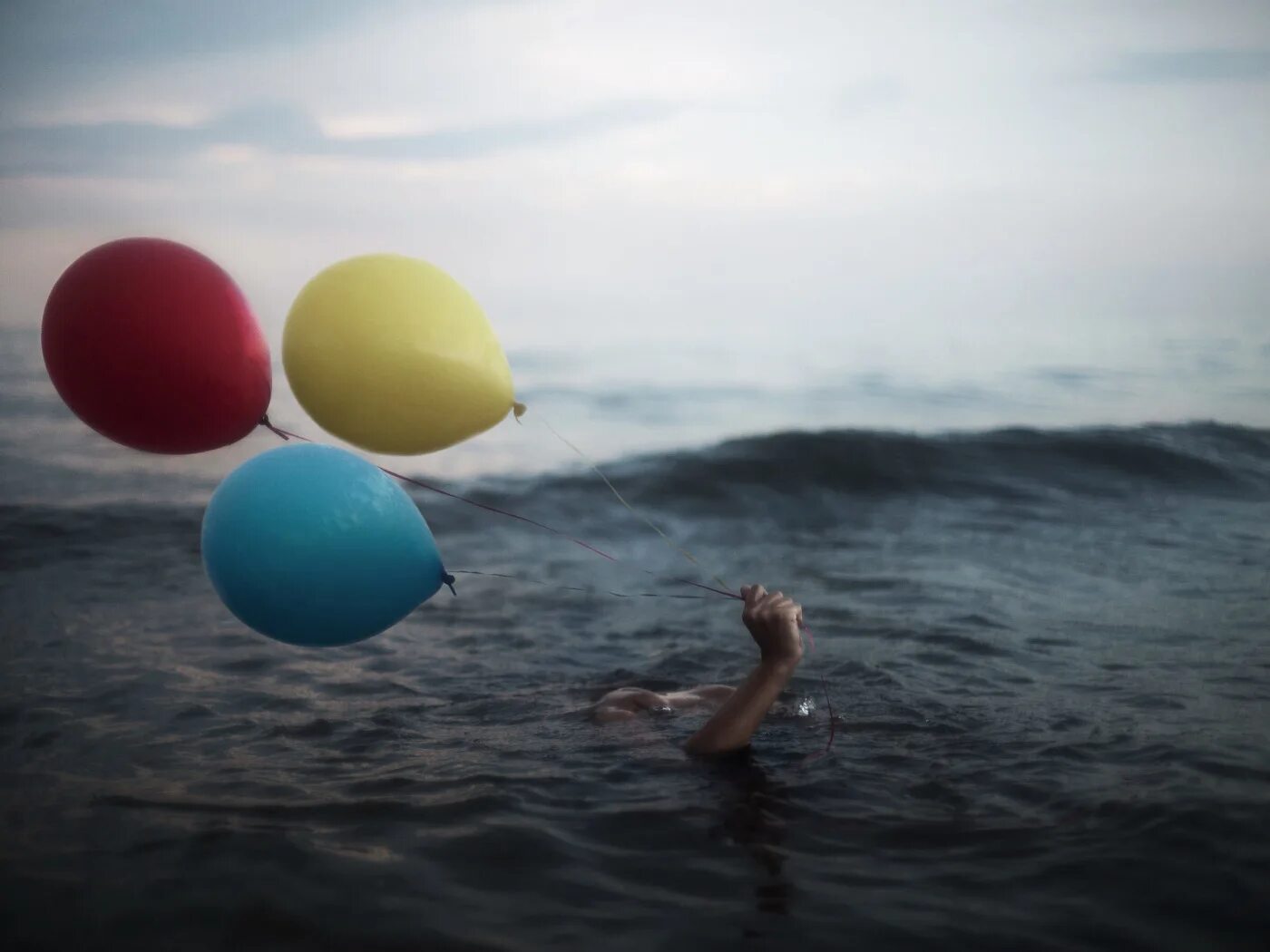 На шару случайно. Шары в океане. Море и воздушные шары. Воздушный шар с водой. Воздушный шарик в руке.
