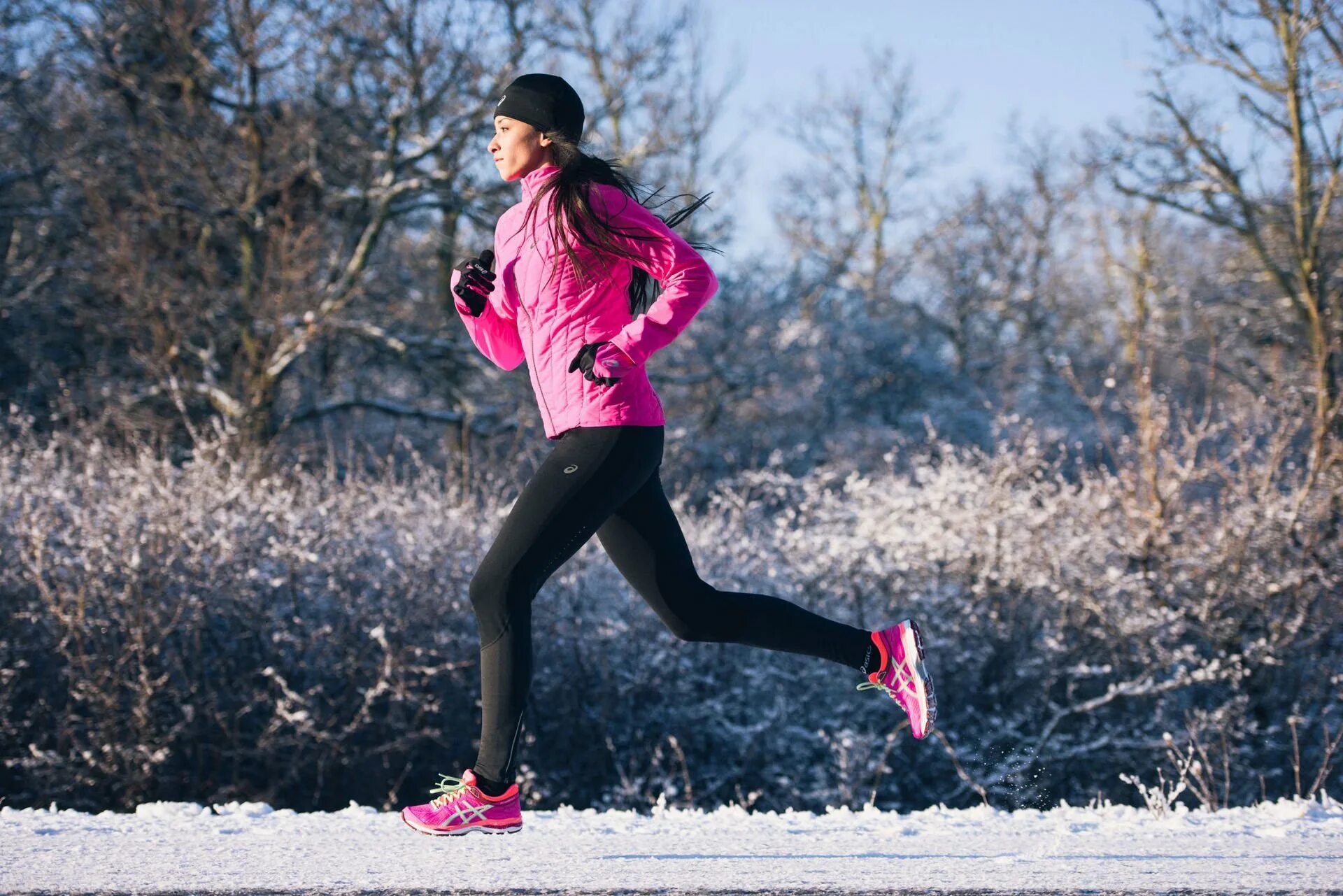 Зимние занятия спортом. ASICS зимний бег. Зимняя одежда для бега женская. Одежда для пробежки зимой. Одежда для бега на улице женская.