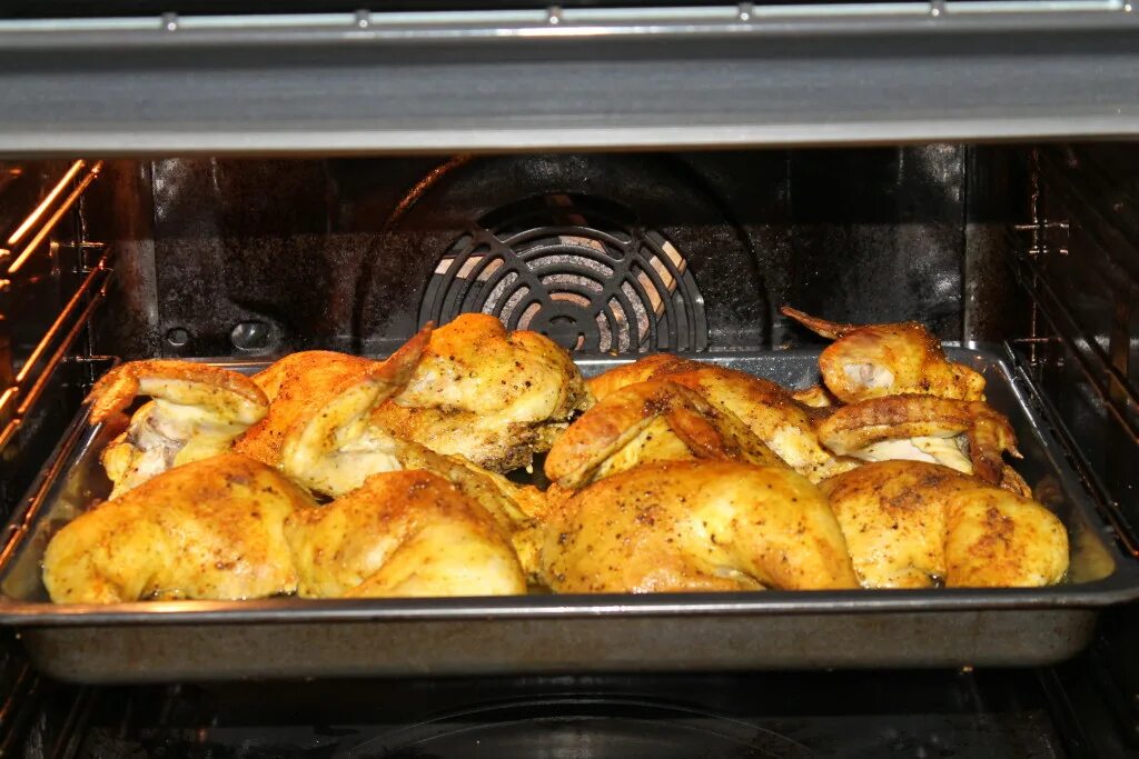 Сколько курица в духовке готовится при 180. Курица в духовке. Курица на противне в духовке. Курица гриль в электродуховке. Курица на противне в духовке кусочками.