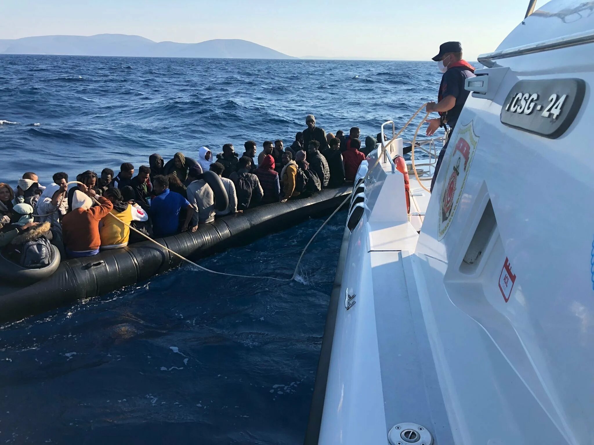 Мигранты на хвосте корабля. Миграция. Мигранты на яхте в Турции. Кризис греки. Четверо в лодке