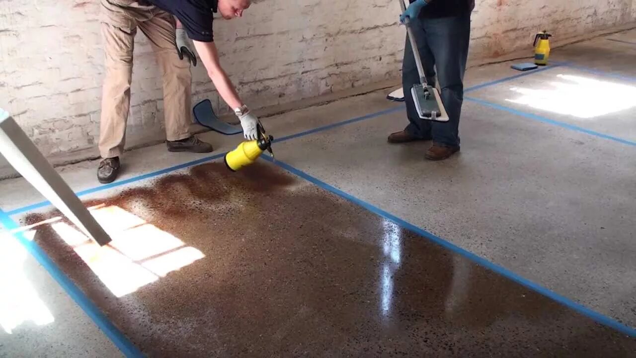 Какая краска лучше для бетона. Кюринг для бетонного пола. Крашенный бетонный пол. Краска для бетонных полов. Покрасить бетонный пол.
