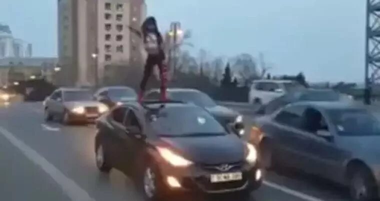 Женщина Голая Танцует На Автомобиле