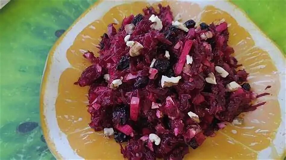 Салат со свёклой и грецкими орехами. Салат со свеклой и яблоком. Грецкие орехи свекла яблоко салат. Постный салат со свеклой. Салат "свекольный с черносливом" (180 гр.