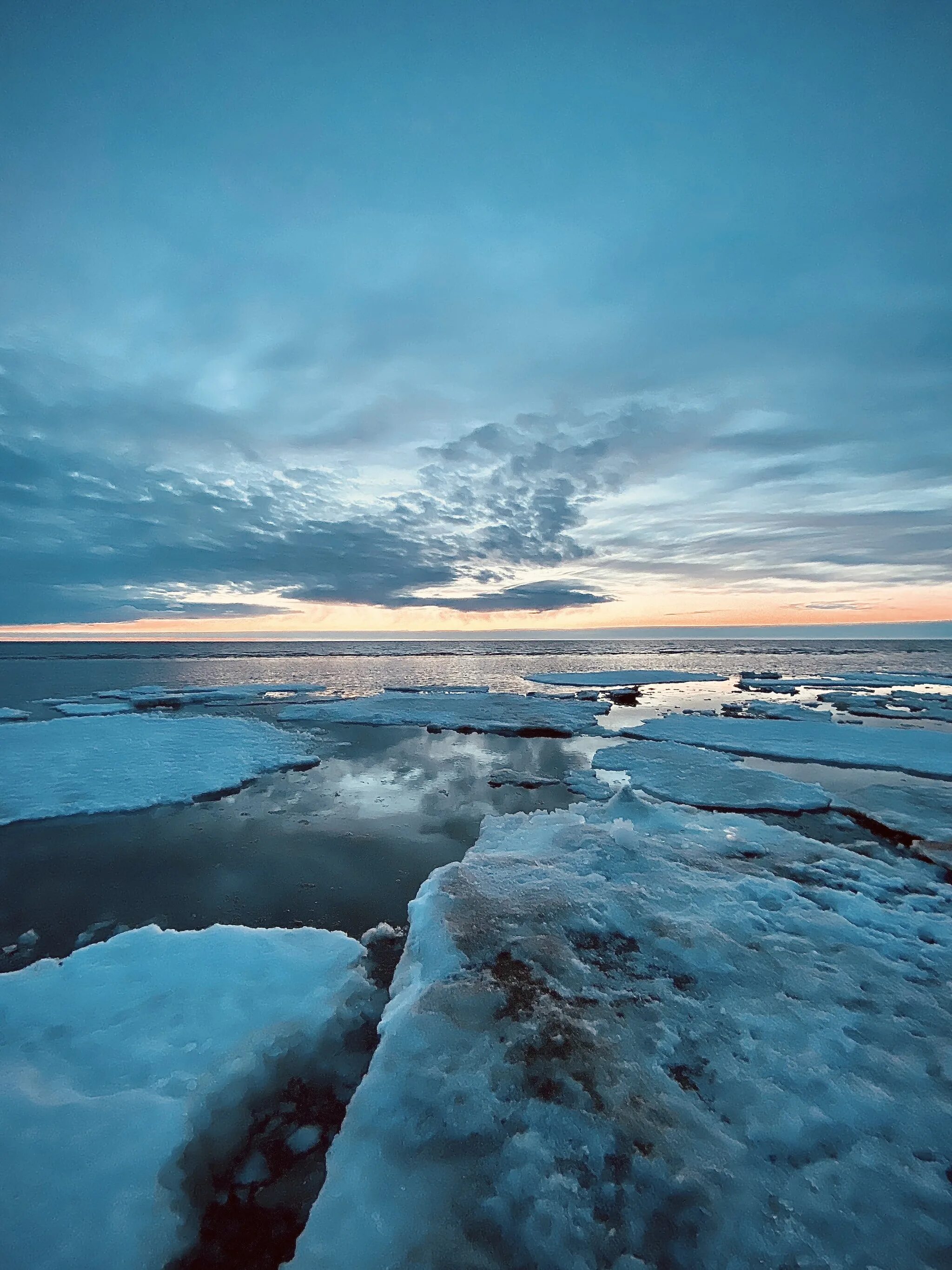 Северодвинск белое море в апреле. Белое море зимой. Белое море северодвинск. Полуостров кузокоцкий белое море. Белое море весной.