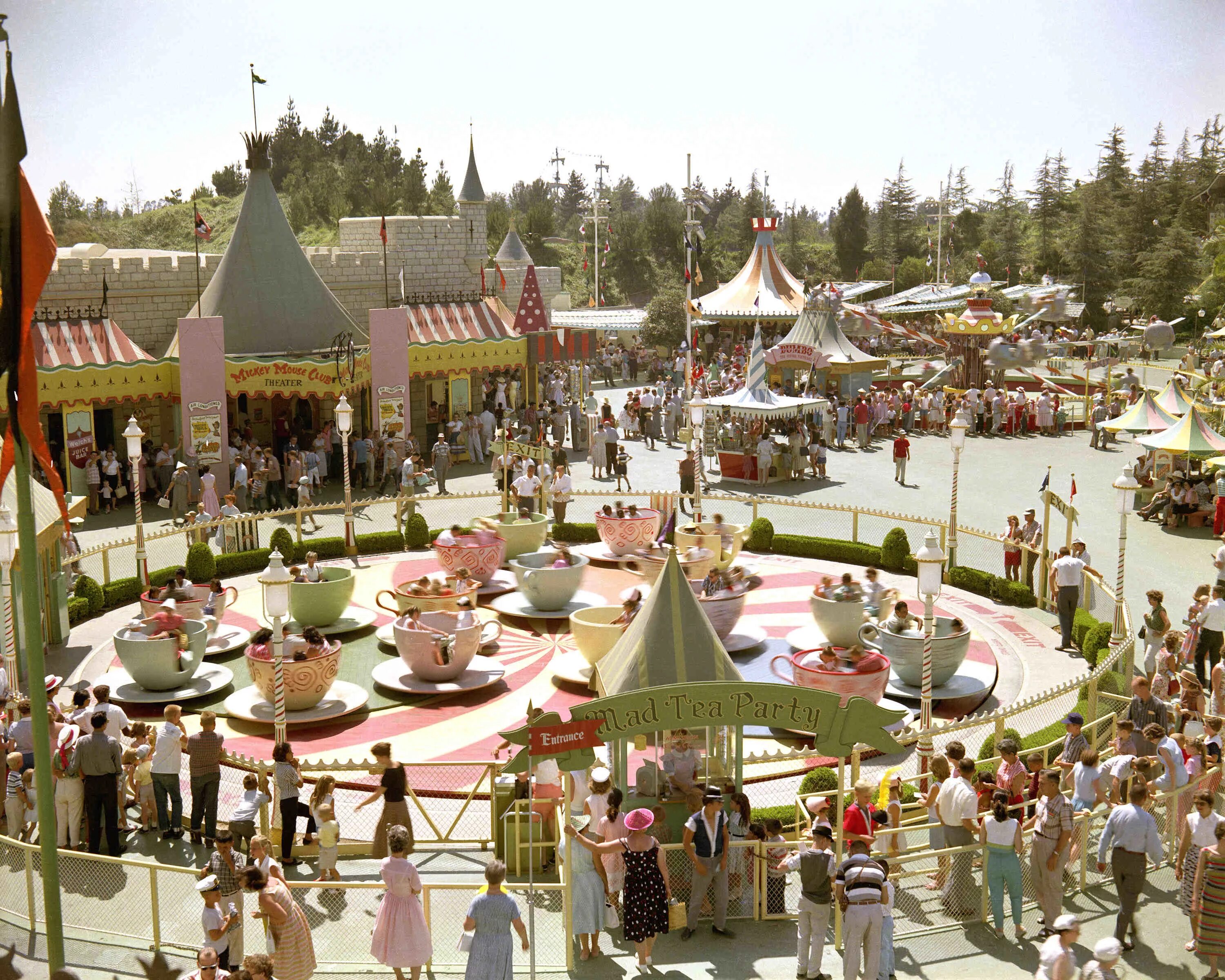 Работа диснейленде. Парк Уолт Дисней 1955. Диснейленд США 1955. Уолт Дисней открытие парка 1955. Парк аттракционов Диснейленд.