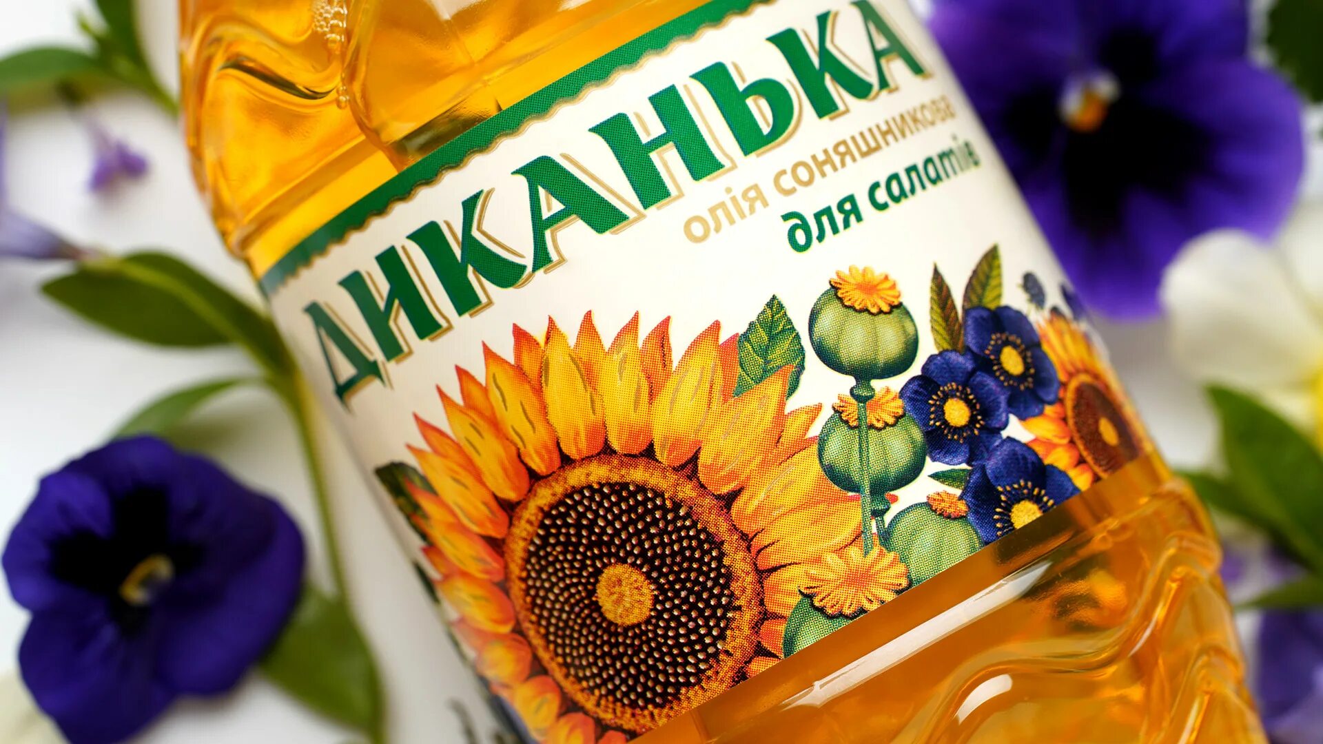 Подсолнечное масло курам. Масло подсолнечное. Подсолнечное масло дизайн. Sunflower Oil Packaging Design. Олія соняшникова упаковка.