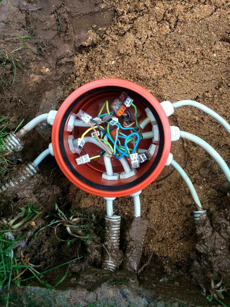 Электро участки. Соединение кабеля под землей. Кабель в земле. Прокладка кабеля для ландшафтного освещения. Прокладка кабеля для садовых светильников.