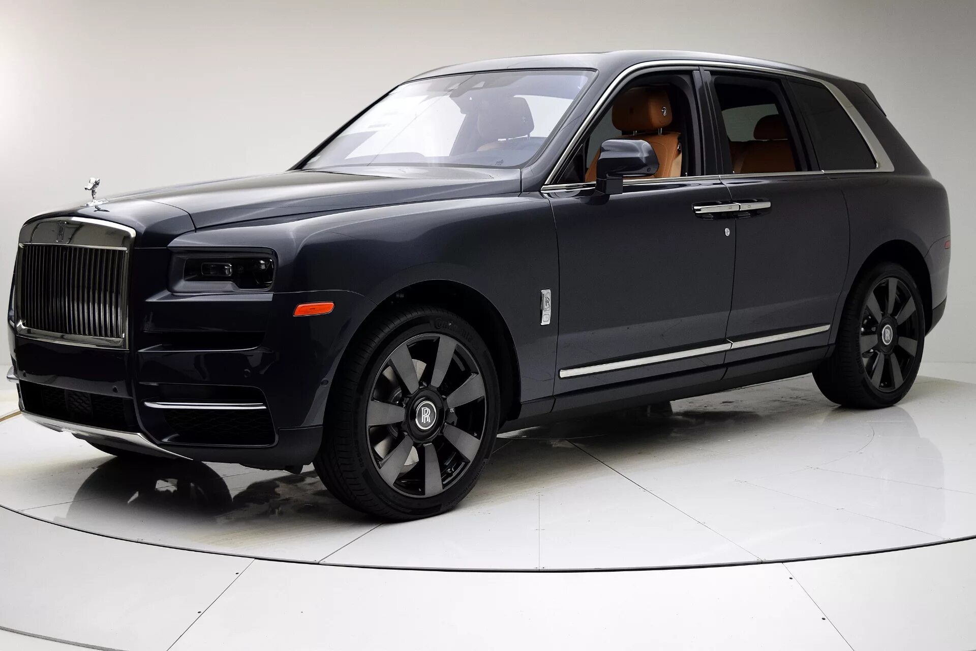 Роллс ройс калинан. Роллс Ройс Куллинан. Rolls-Royce Куллинан 2020. Роллс Ройс Cullinan 2020. Роллс Ройс Калинин 2021.