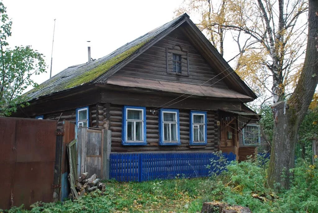 Старый деревянный дом. Старый деревянный домик. Старый дом в деревне. Частный дом деревенский. Дома старого образца