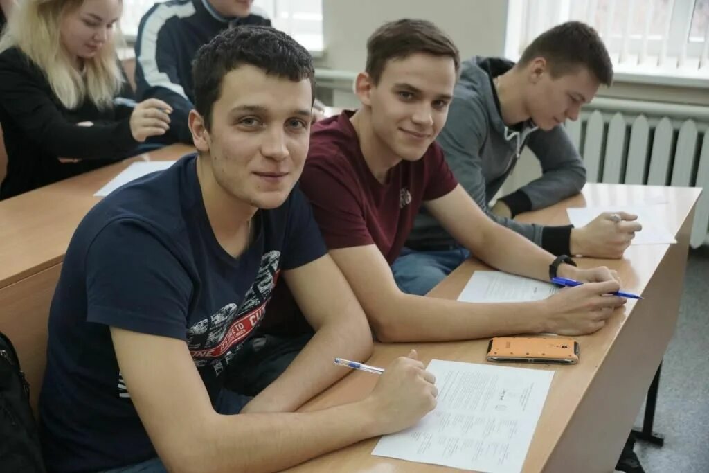 College bi. Студенты колледжа. Парень в колледже. Пара в техникуме. Юноша студент.