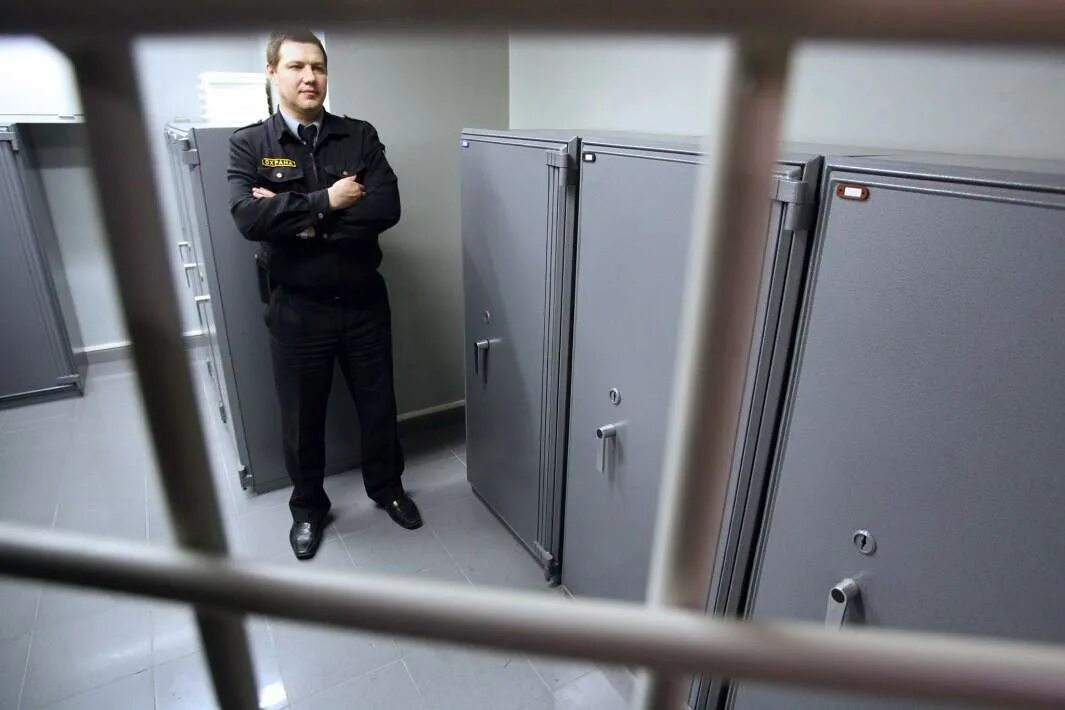 Первый в мире сейф. Охрана сейфа. Сейф в руках. День защиты информации. Сейф в кабинете.