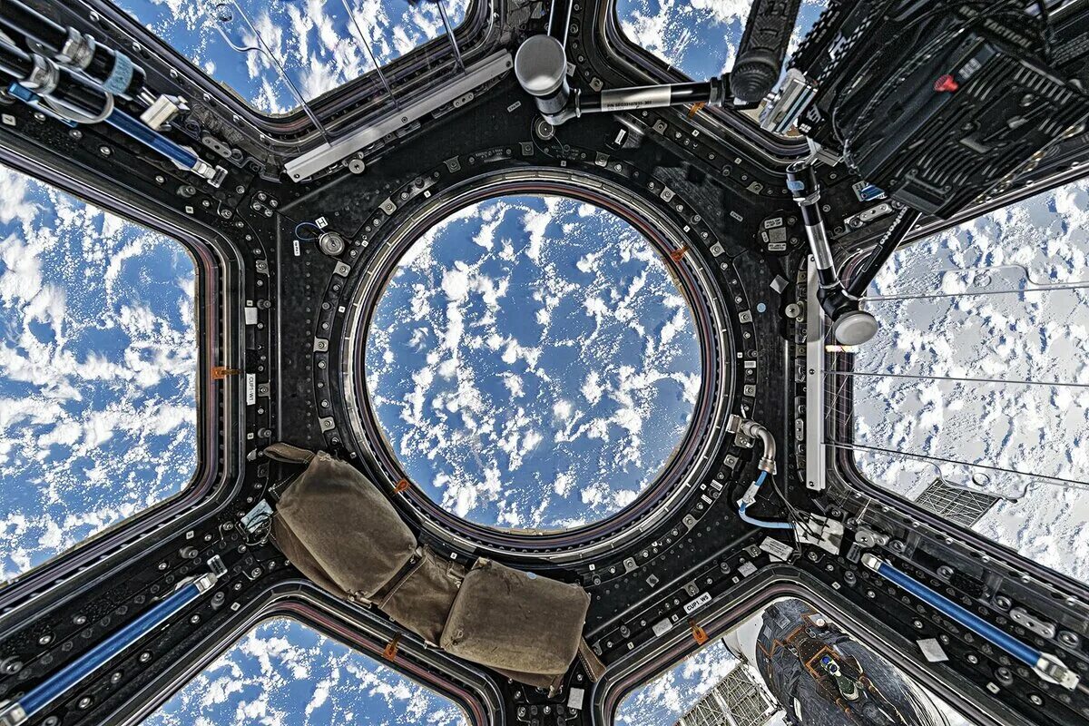 Земля в иллюминаторе современная. Обшивка мкс. Земля в иллюминаторе современная. Иллюминатор мкс. Снимок земли из космоса.