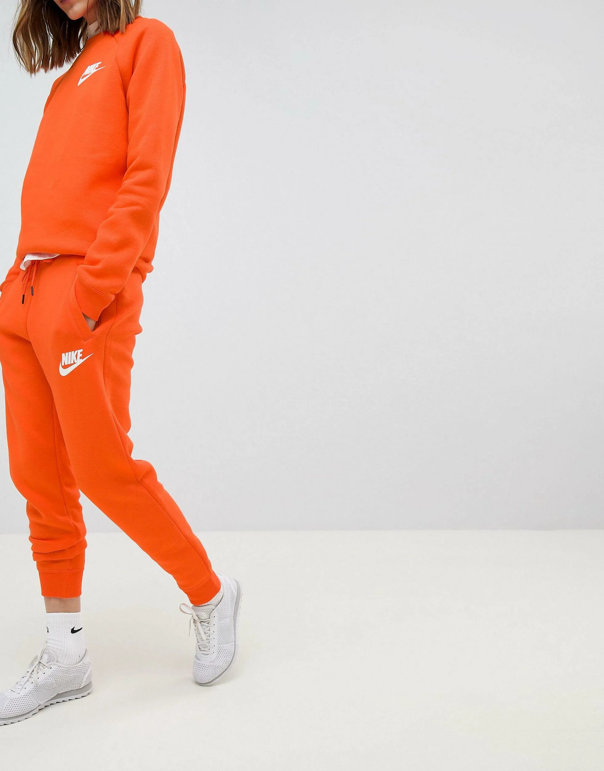 Оранжевый спортивный костюм. Костюм Nike Drill оранжевый. Оранжевый костюм найк мужской. Nike костюм спортивный оранжевый Drill. Джоггеры найк оранжевые.