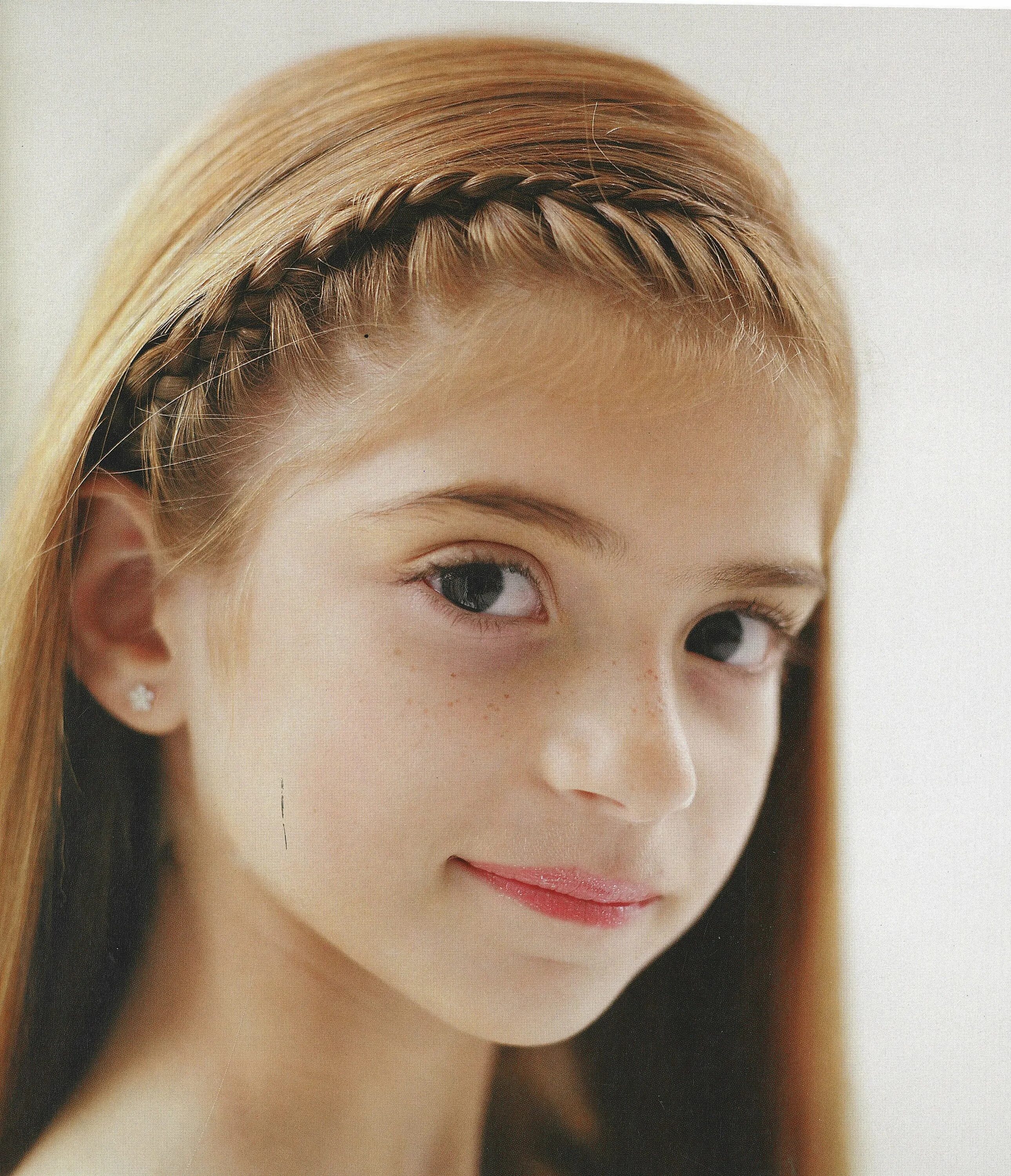 Прически для девочек. Красивые причёски для девочек. Прическа для подростка девочки. Прически для волос для девочек. Прическа в школу 12 лет