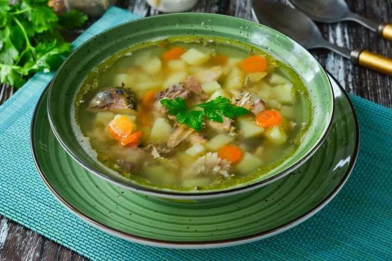 Приготовление супа из скумбрии. Суп с консервой рыбной скумбрия. суп с сайрой. уха из скумбрии свежемороженой. суп из скумбрии.