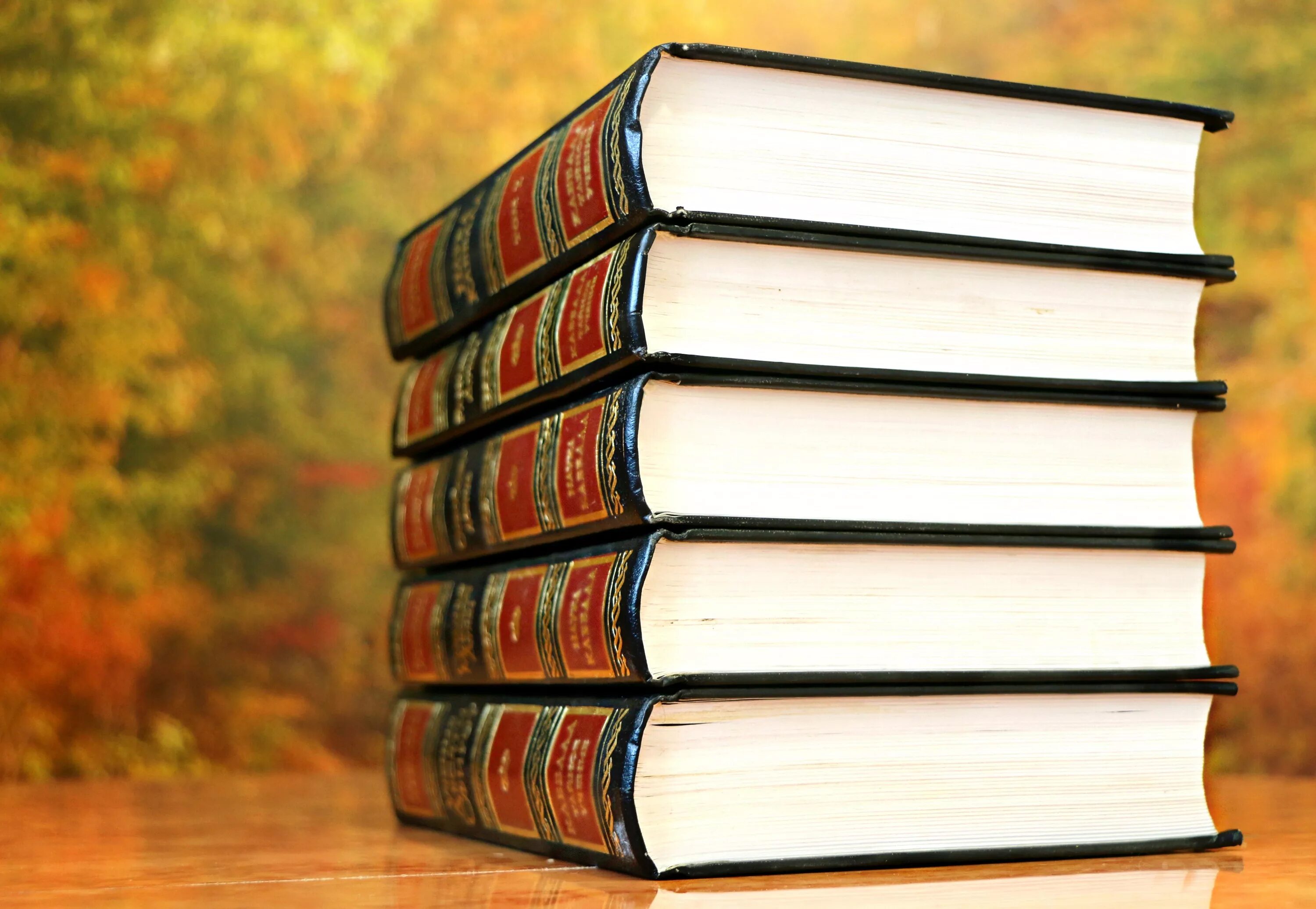 Литература картинки. Стопка книг. Стопка книг в библиотеке. Красивая стопка книг. Много книг.