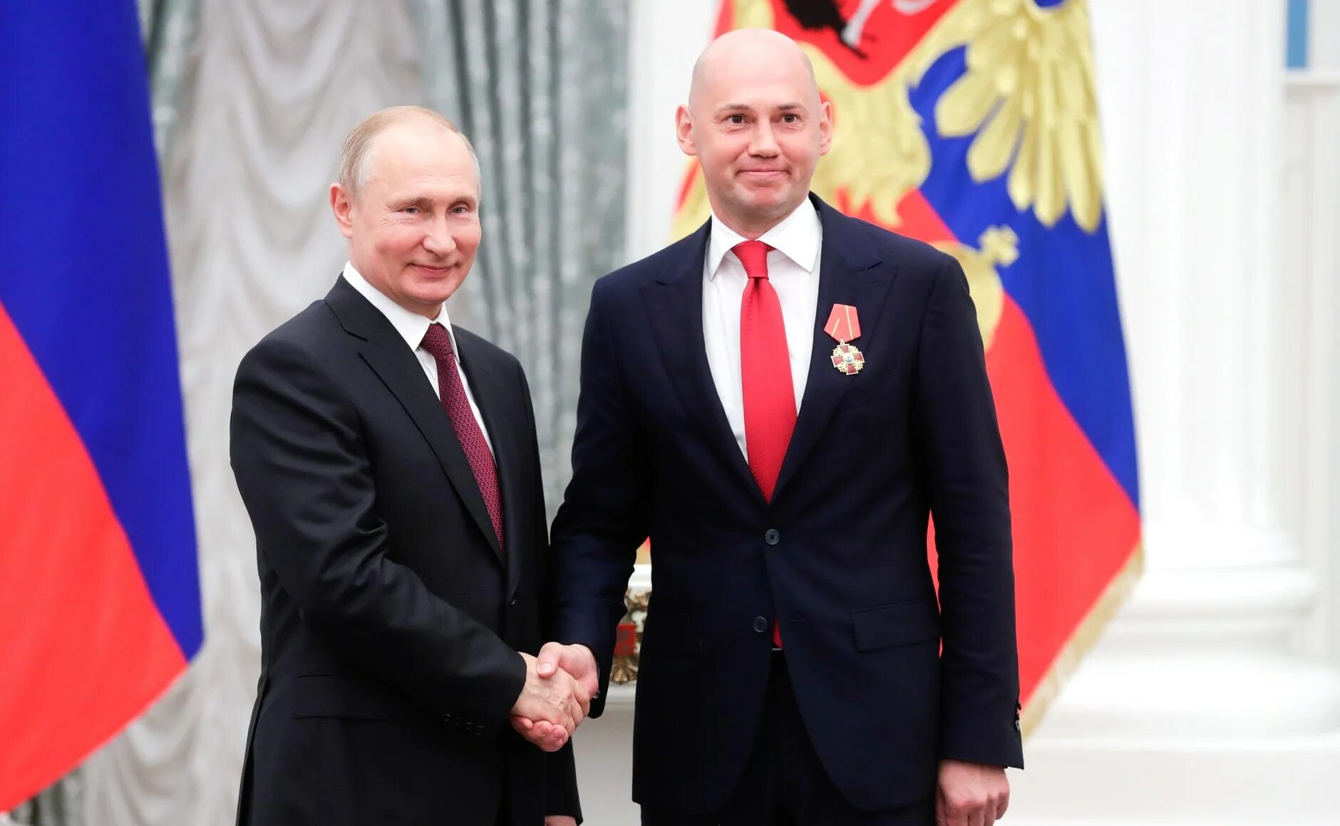 Вручение медали. Путин вручает медаль. Алексей кукушкин вдв. Награждение орденом. Владимир путин вручает госнаграды.