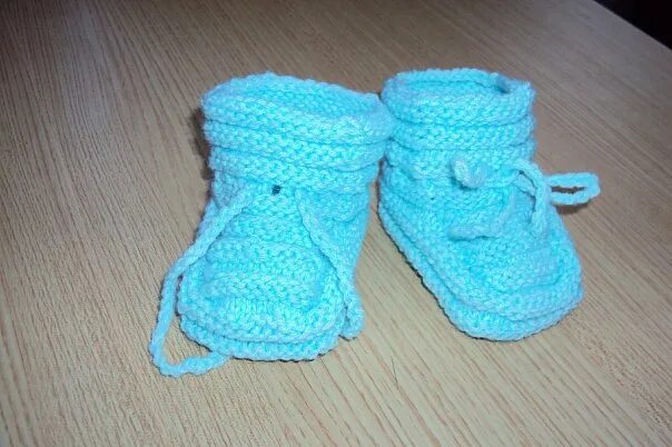 Пинетки для новорожденных. Пинетки спицами без швов. Пинетки на пяти спицах без шва лицевой гладью. Пинетки спицами. Пинетки спицами без швов.