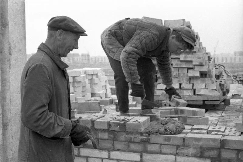 16 каменщиков вымостили улицу за 21 день